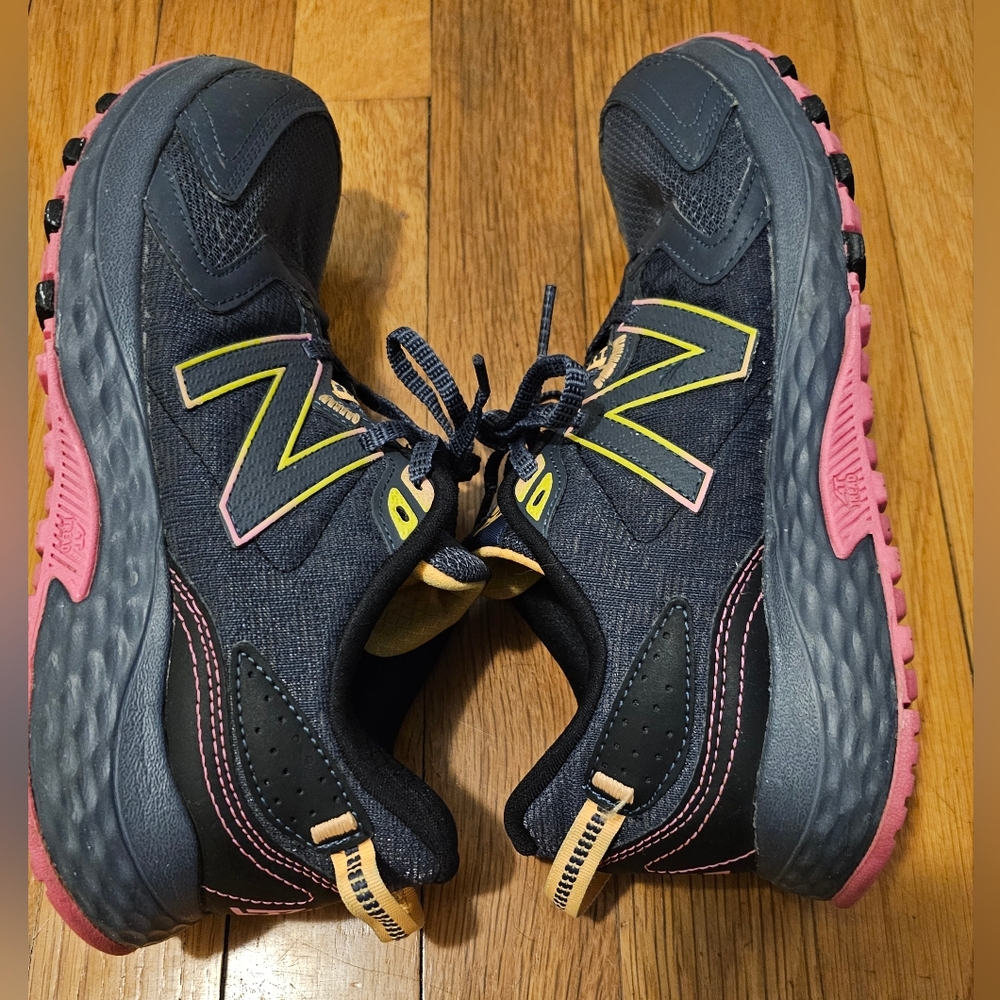New Balance 410 V7 Womens Size 9 WT410CG7 Gray/Pink Trail Running Shoes Read - Picture 6 of 8